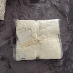 Barefoot dreams blanket